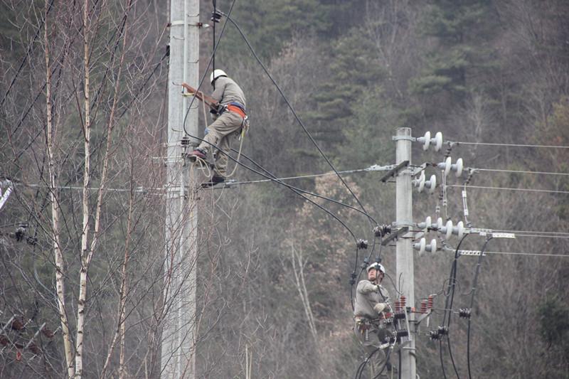 陜西地電留壩供電分公司：實施農(nóng)石線、索道線分網(wǎng)改造