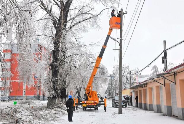 受強(qiáng)雨雪大風(fēng)冰凍天氣影響，吉林延邊全力搶修供電線路