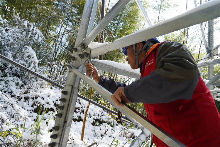 國網(wǎng)象山縣供電公司踏雪巡線保障山區(qū)用電