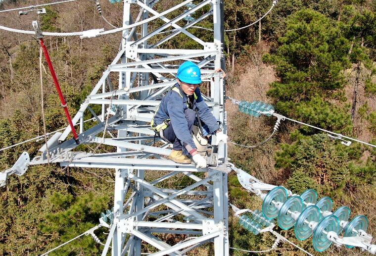 國(guó)網(wǎng)余姚市供電公司線(xiàn)路檢修消缺守好山區(qū)供電“生命線(xiàn)”