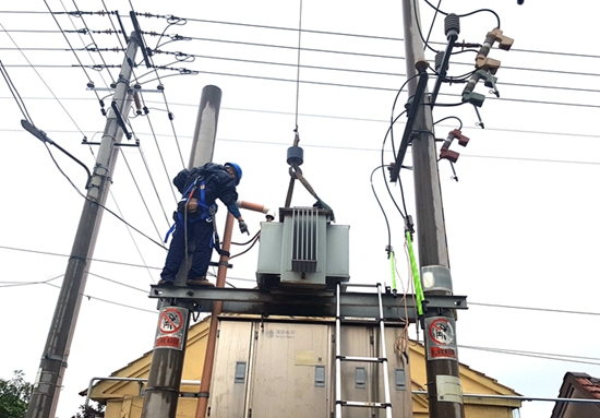 國網(wǎng)山東壽光供電：陰雨連綿緊急搶修 及時恢復村民用電