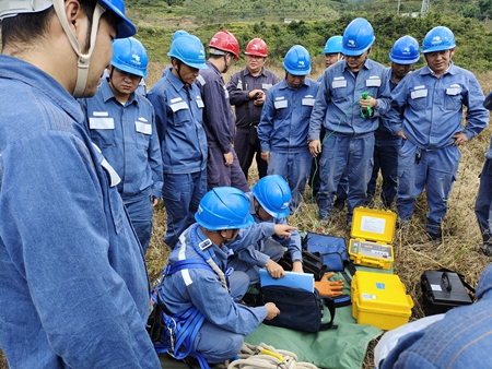 鳳慶供電局開展接地電阻儀、直流試送儀的培訓(xùn)