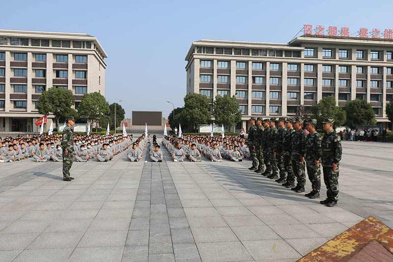 500名師生走進(jìn)中國安能二局常州分公司開展“軍事體驗日”活動