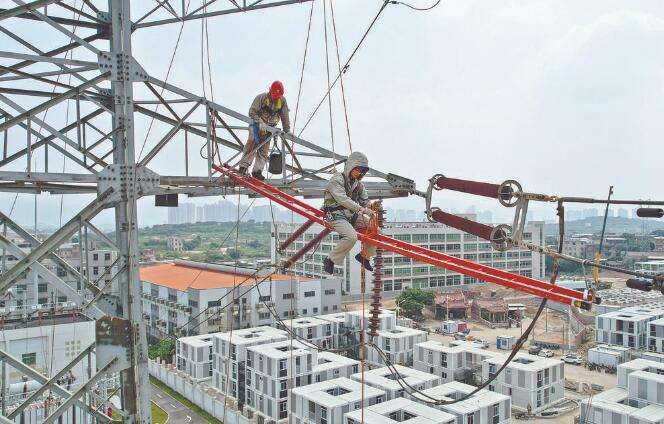 福建泉州供電公司烈日下登塔帶電作業(yè)