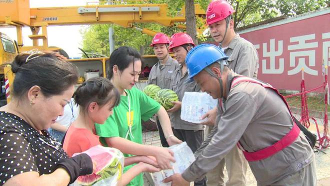 四川什邡：電力工人高溫保電忙，社區(qū)群眾熱情慰問表感謝