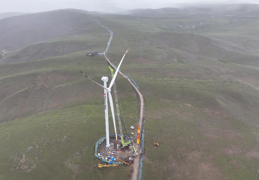 國家能源集團完成西藏最大風電項目首臺風機吊裝