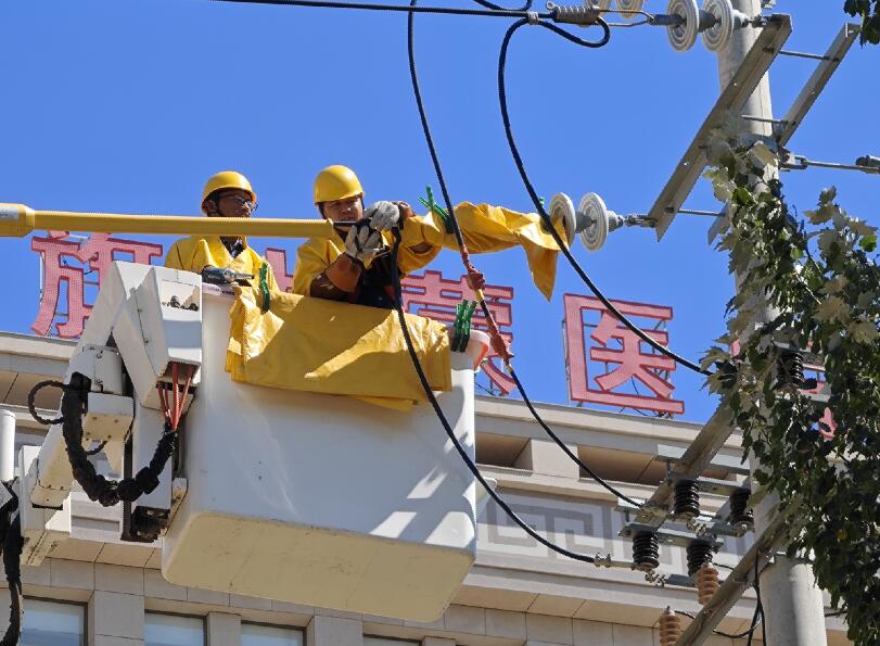 阿拉善供電公司迎夏峰帶電消缺，保醫(yī)電“汗”衛(wèi)民生