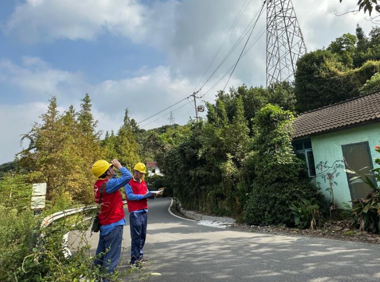 余姚市宏宇輸變電工程公司線路特巡保安全 護(hù)航國慶“滿格電”