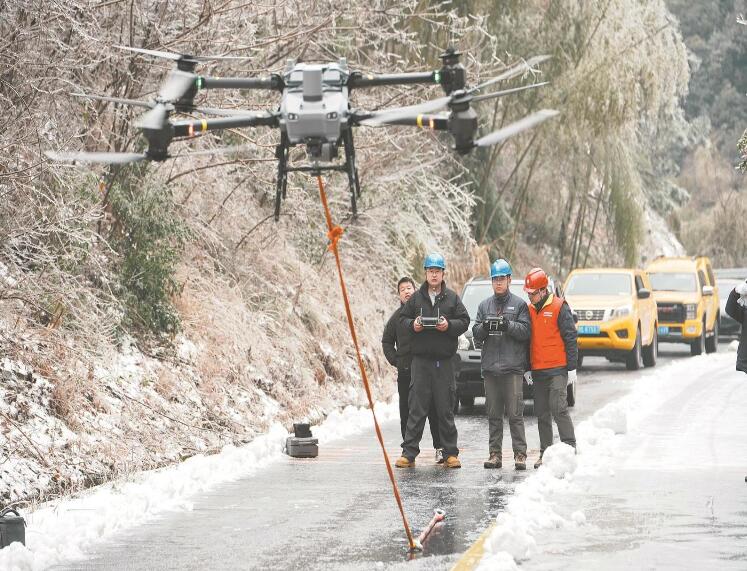 國網(wǎng)浙江電力公司應用運載無人機 為輸電線路除冰