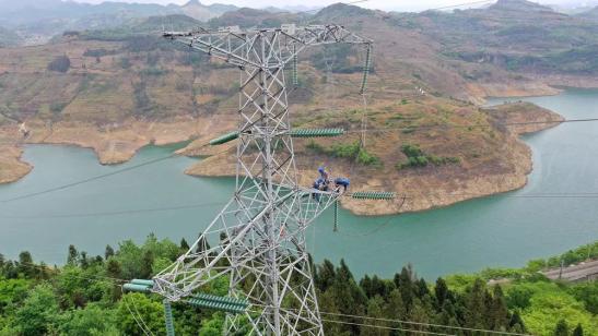 貴州興義供電局高空之上，用責(zé)任守護(hù)安全送去光明