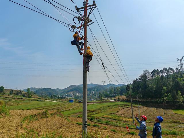 貴州興仁供電局提前規(guī)劃農(nóng)網(wǎng)升級(jí)改造 保障五一期間高峰用電輸出