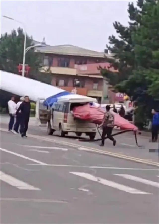 黑龍江一面包車被風(fēng)電機葉片刺穿，知情人：車上載有7人