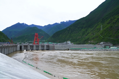 大渡河硬梁包水電站大壩填筑到頂