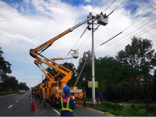 國網(wǎng)郫都供電公司“雙車”帶電緊急搶修，確保上萬群眾用電無憂