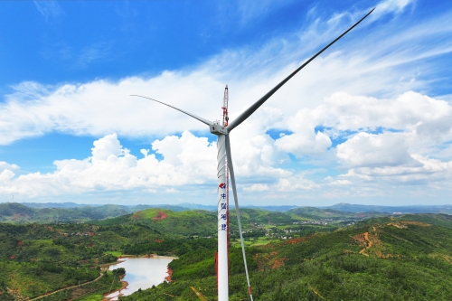 湖南洋市風電場首臺風機吊裝完成