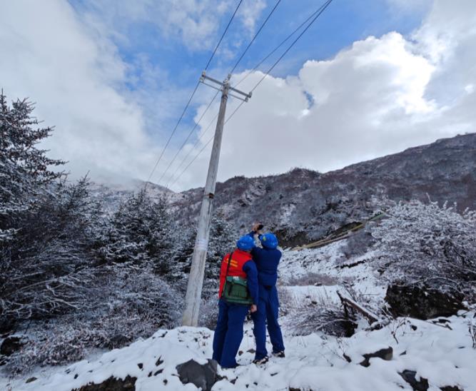 國網(wǎng)馬爾康供電公司初雪特巡鞏固防山火工作 提升冬季用電可靠性